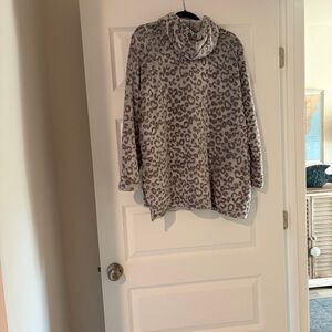 Chic Gray Leopard Women's Hoodie